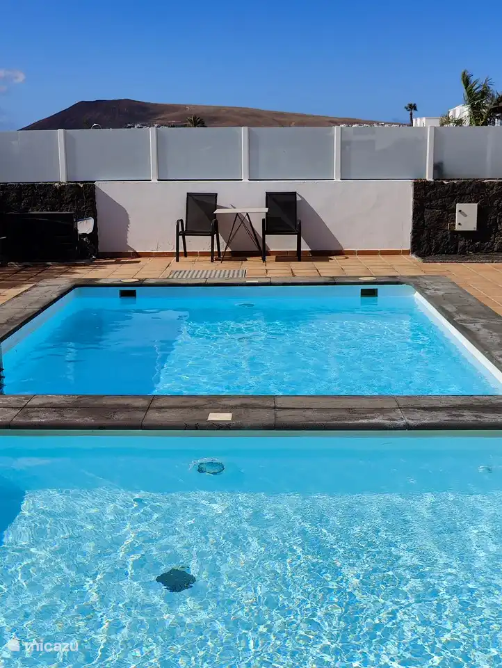 The very spacious and fully south-facing terrace with 2 heated private swimming pools (3.9 x 4m - +-1m deep)(5 x 4m - +-1.5m deep)
