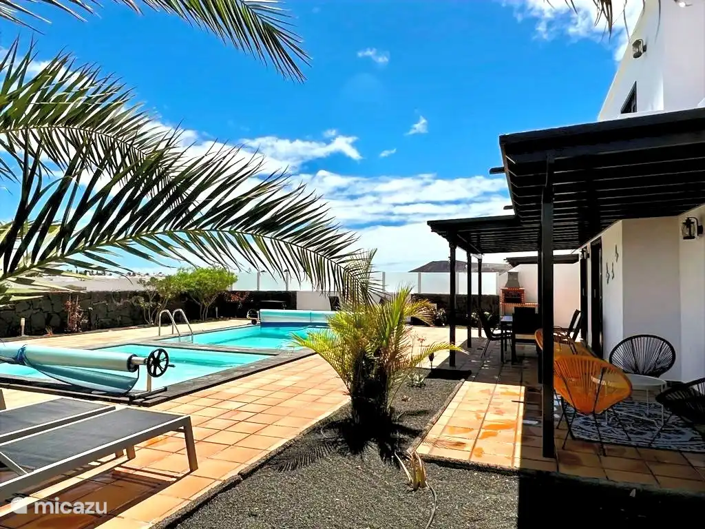 The spacious terrace with sunbeds