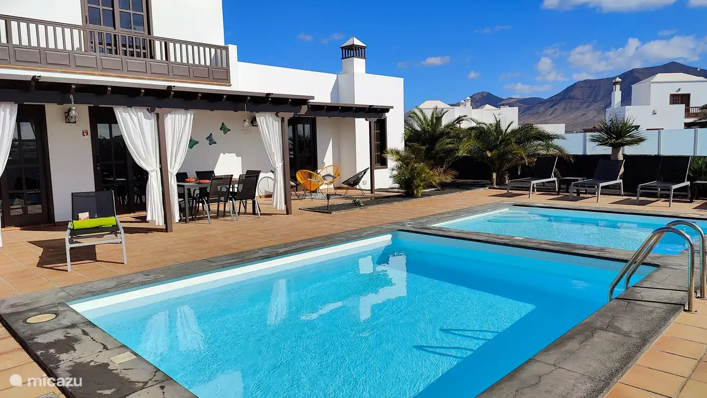 The very spacious and fully south-facing terrace with 2 heated private swimming pools (3.9 x 4m - +-1m deep)(5 x 4m - +-1.5m deep)