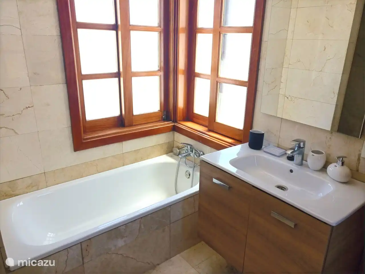 Ensuite bathroom of the master bedroom at +1