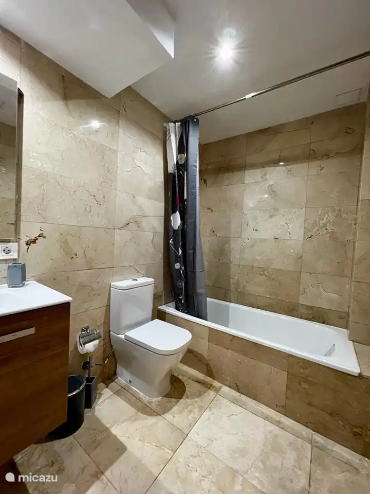 Ensuite bathroom of the twin bedroom at -1