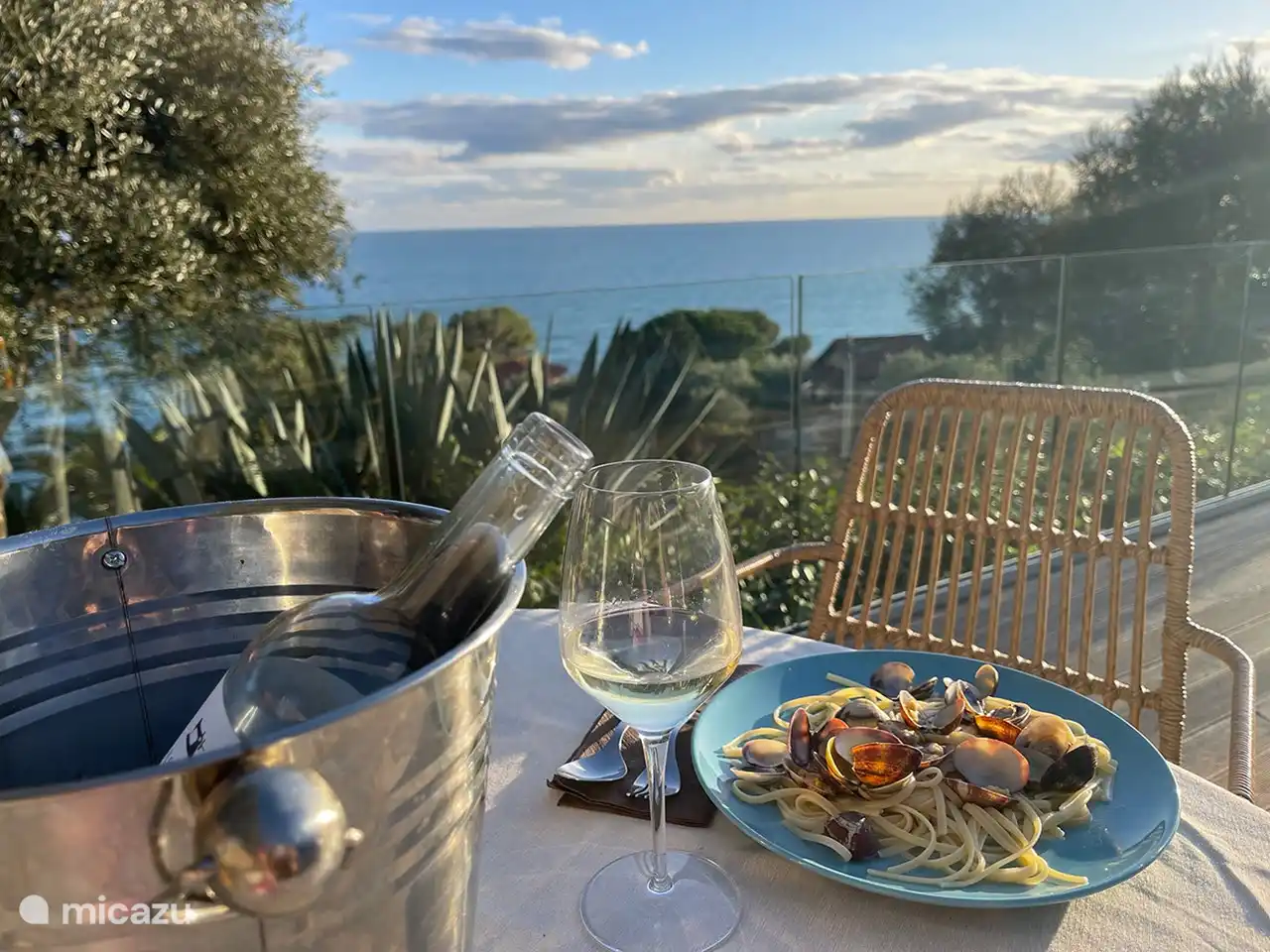 In unserer Bar/Restaurant können Sie köstliche Weine, Frühstück, Mittag- oder Abendessen genießen.