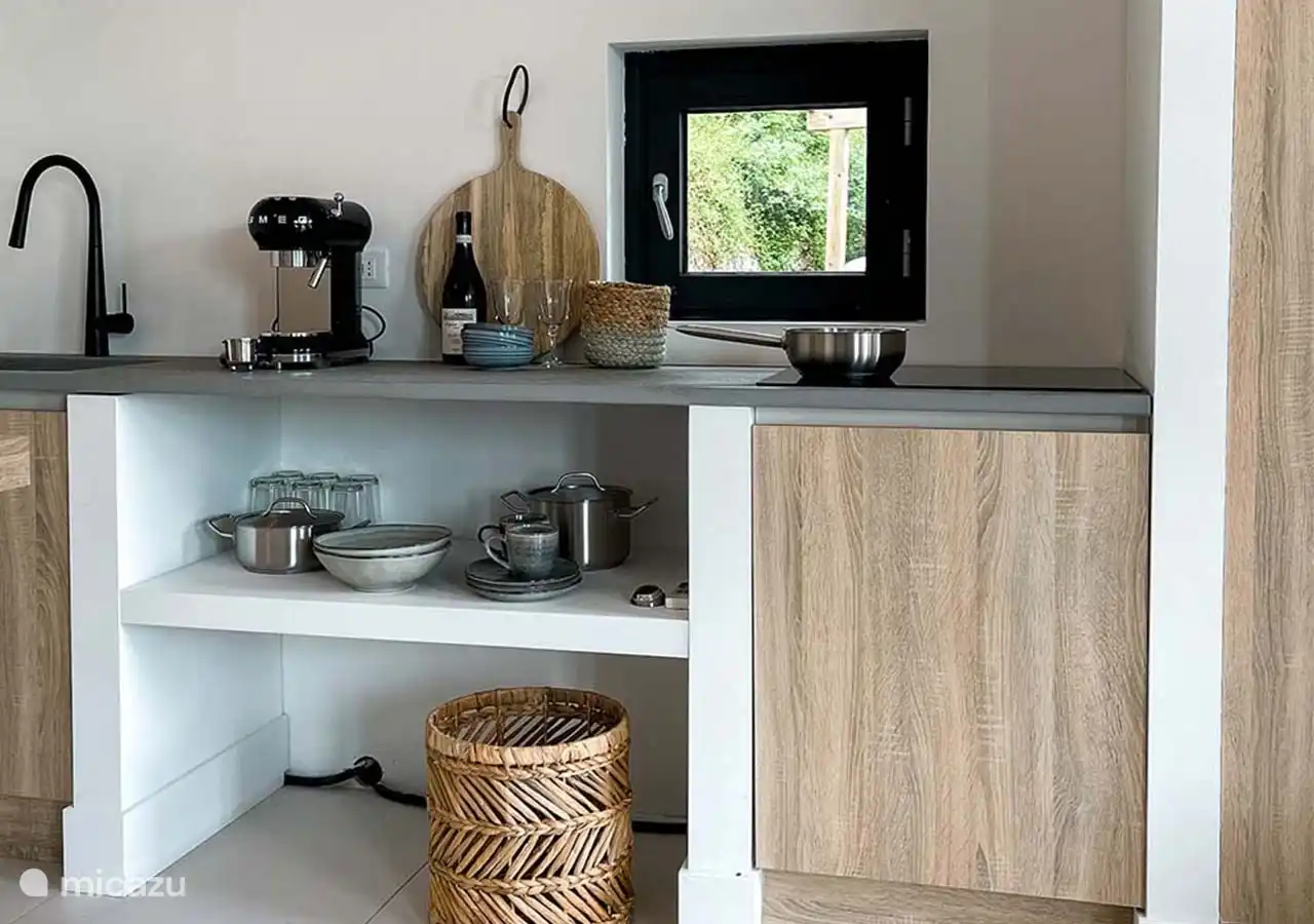 Küche mit Herd, Kühl- und Gefrierschrank.