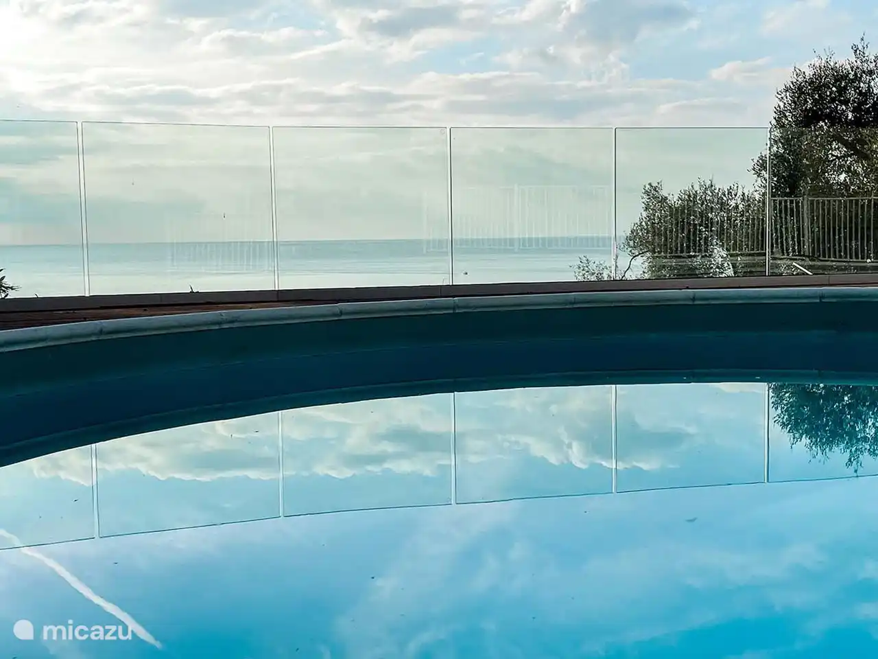 We hebben een heerlijk zoutwater zwembad. Dat past beter in een natuurlijke environment. Kinderen kunnen hier prima zelf zwemmen. 