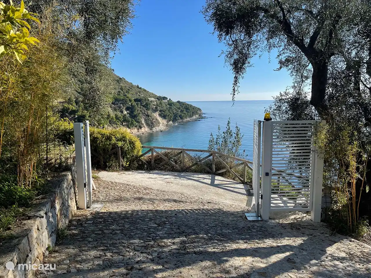 Ons resort met 9 vakantiehuizen is alleen toegankelijk voor gasten. Zo heb je privacy! 