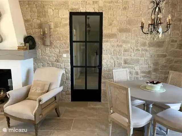 Location de Vacances France, Vaucluse, Roussillon, maison de vacances - Les Garances Le salon avec porte en acier au couloir