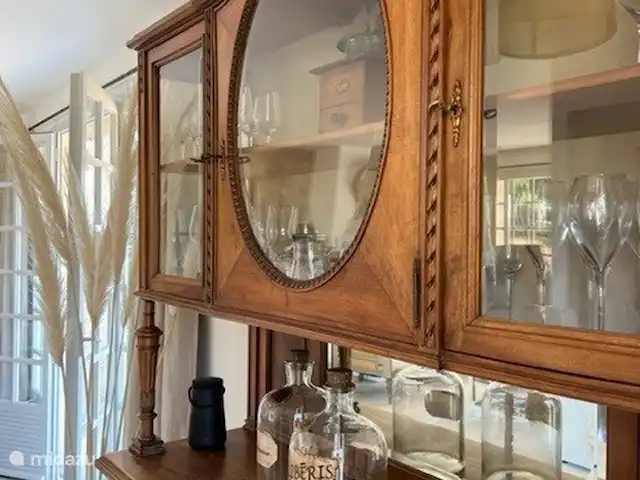 Location de Vacances France, Vaucluse, Roussillon, maison de vacances - Les Garances Une ancienne armoire française dans laquelle vous trouverez les assiettes et les verres