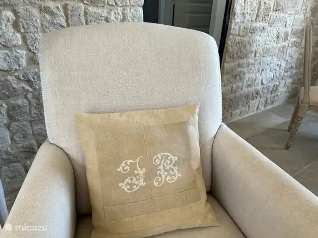 Location de Vacances France, Vaucluse, Roussillon, maison de vacances - Les Garances Un coussin en vieux lin français