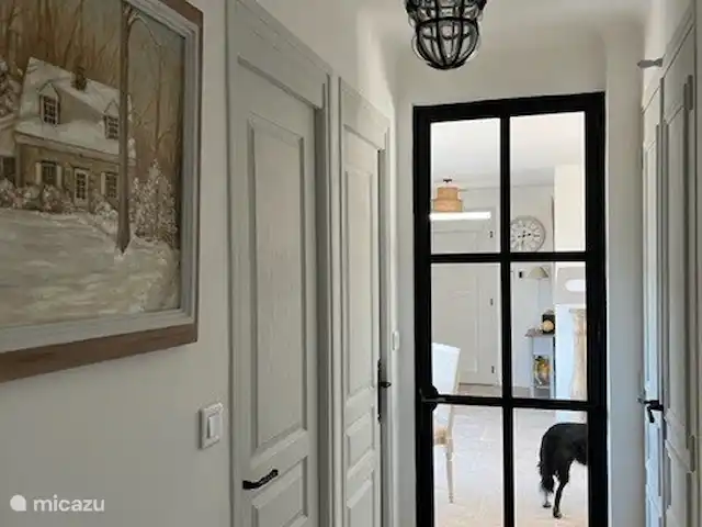 Location de Vacances France, Vaucluse, Roussillon, maison de vacances - Les Garances Le couloir donne accès aux 2 chambres, aux toilettes et à la salle de bain et au garage
