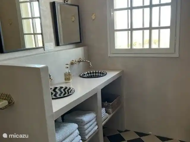 Location de Vacances France, Vaucluse, Roussillon, maison de vacances - Les Garances La salle de bain est équipée de robinetterie et lavabos importés du Maroc