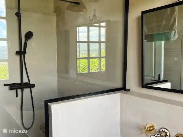 Location de Vacances France, Vaucluse, Roussillon, maison de vacances - Les Garances Une spacieuse douche à l'italienne dans la salle de bain