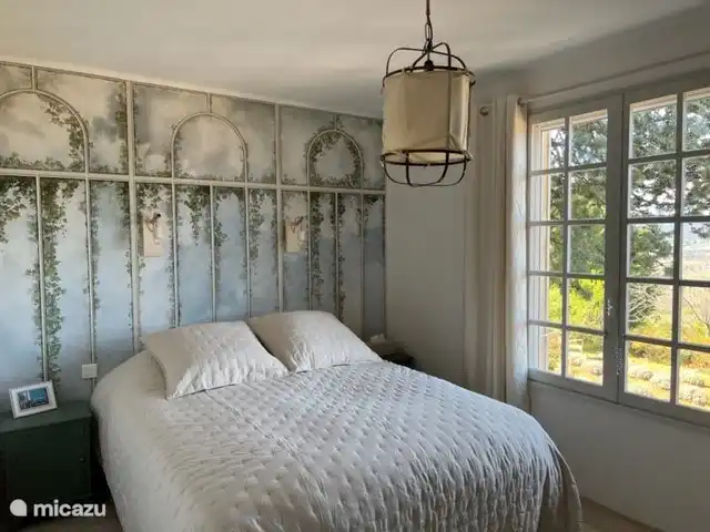 Location de Vacances France, Vaucluse, Roussillon, maison de vacances - Les Garances Chambre 1 avec un lit Queen size 160 x 200 cm et vue sur la vallée. Le papier peint Koziel décore cette pièce.