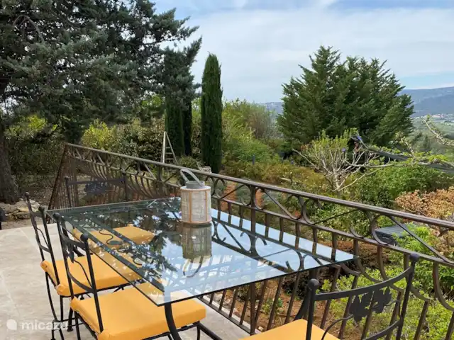Location de Vacances France, Vaucluse, Roussillon, maison de vacances - Les Garances Vue terrasse côté vallée avec coin salon