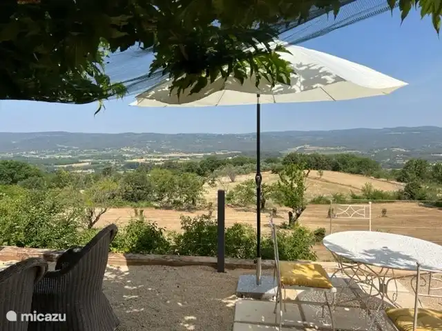 Location de Vacances France, Vaucluse, Roussillon, maison de vacances - Les Garances Terrasse côté vallée avec différents coins salons