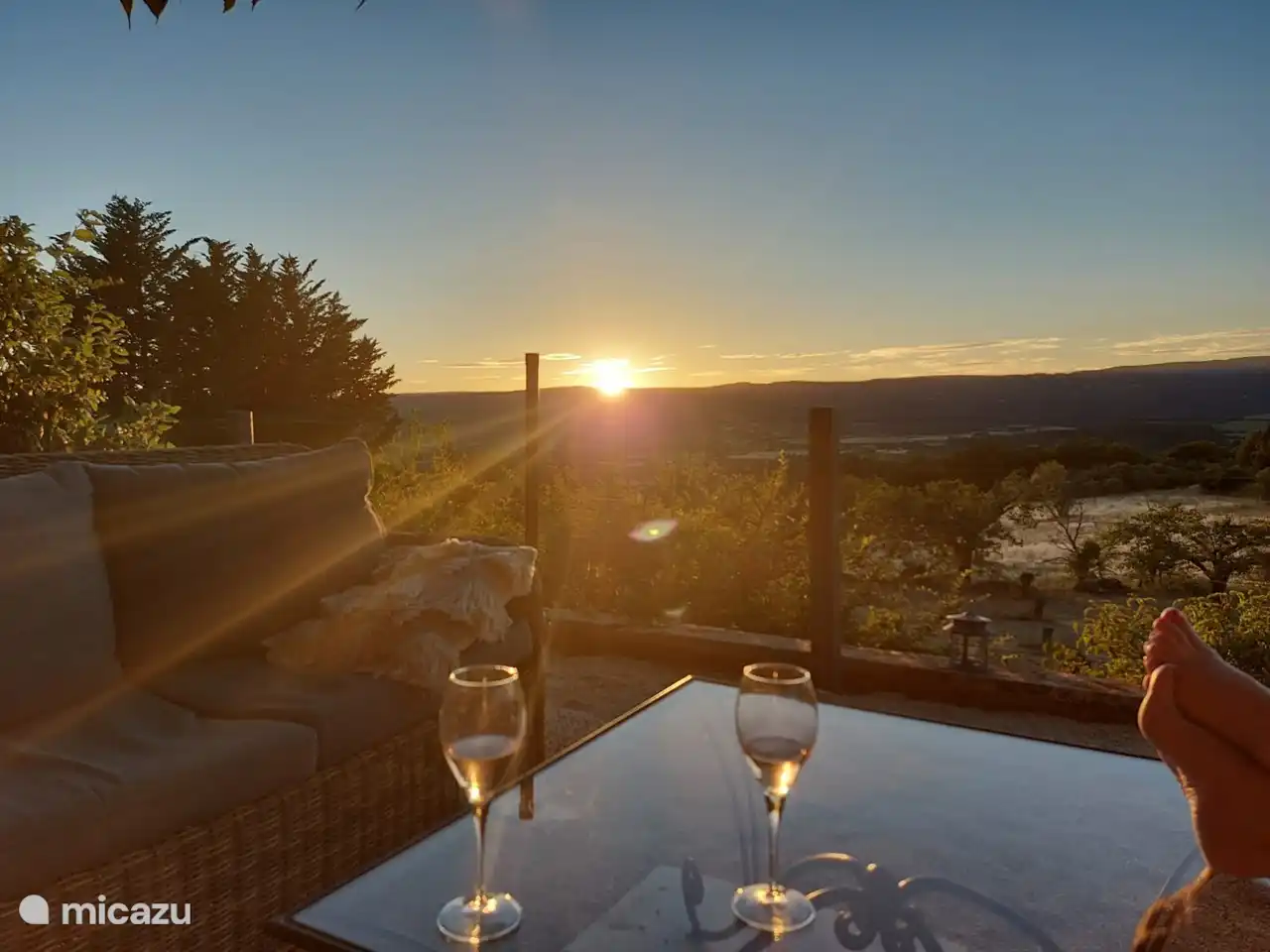 Disfruta y mira la puesta de sol.