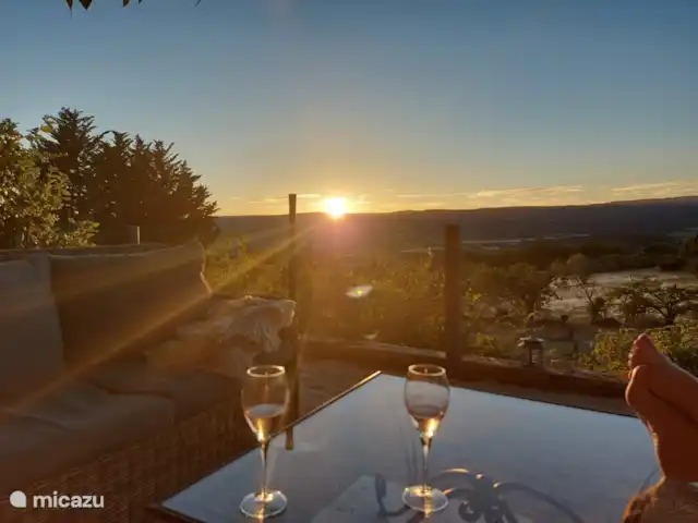 Location de Vacances France, Vaucluse, Roussillon, maison de vacances - Les Garances Profitez et regardez le coucher du soleil