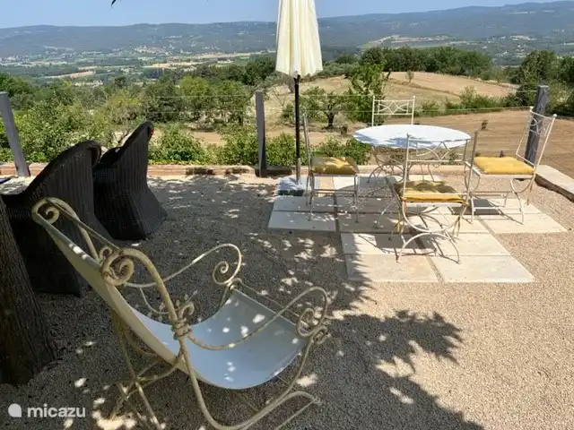 Location de Vacances France, Vaucluse, Roussillon, maison de vacances - Les Garances Terrasse côté vallée avec différents coins salons