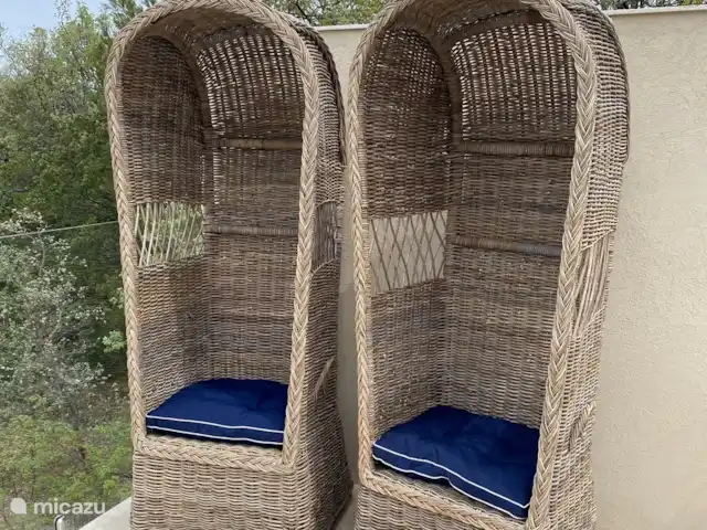 Location de Vacances France, Vaucluse, Roussillon, maison de vacances - Les Garances Fantastiques chaises en rotin au bord de la piscine