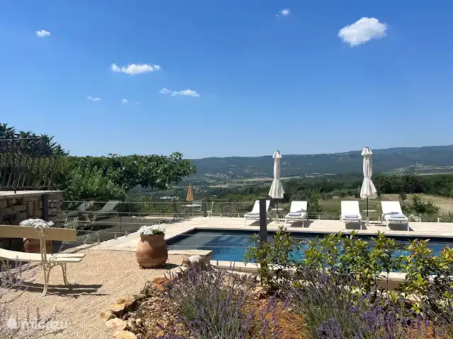 Location de Vacances France, Vaucluse, Roussillon, maison de vacances - Les Garances Piscine avec vue sur le petit village de Joucas
