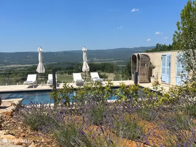 Location de Vacances France, Vaucluse, Roussillon, maison de vacances - Les Garances Un mur de sécurité en verre qui ne cache pas la vue