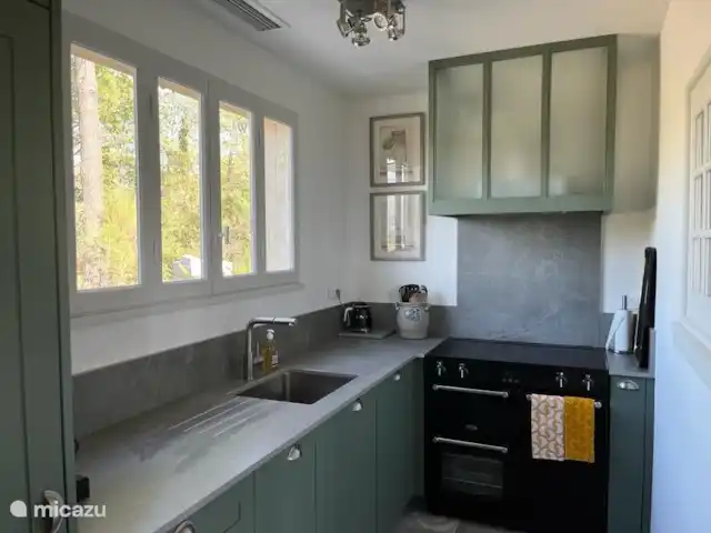 Location de Vacances France, Vaucluse, Roussillon, maison de vacances - Les Garances La cuisine avec four Bellingen, lave-vaisselle et réfrigérateur/congélateur Siemens, bouilloire Smeg et machine Nespresso