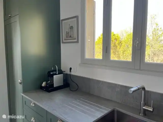 Location de Vacances France, Vaucluse, Roussillon, maison de vacances - Les Garances La cuisine a un comptoir en pierre dure et des carreaux espagnols au sol