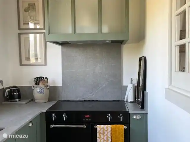 Location de Vacances France, Vaucluse, Roussillon, maison de vacances - Les Garances La cuisine avec four Bellingen, lave-vaisselle et réfrigérateur/congélateur Siemens, bouilloire Smeg et machine Nespresso
