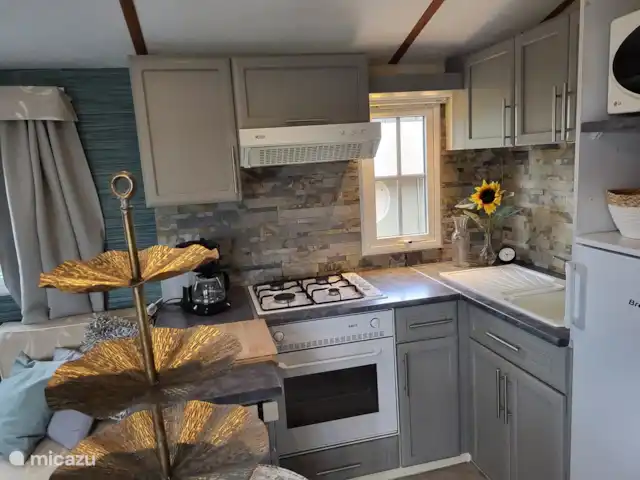 Mobil-home Château Le Verdoyer **** | France, Dordogne, Champs-Romain - mobil-home La cuisine avec grand frigo congélateur