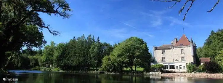 Terrasse de château sur l'eau