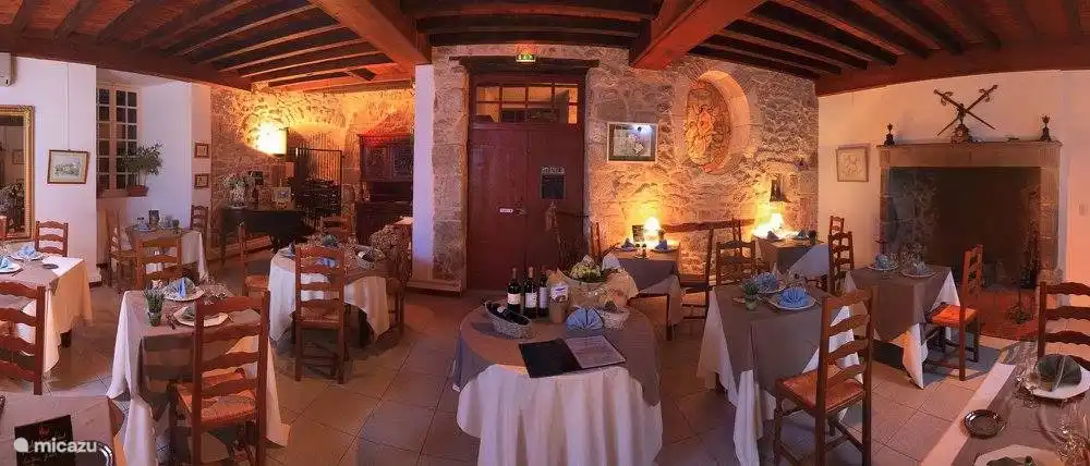 Bonne cuisine locale au restaurant. Le chef vous le fera goûter ;)