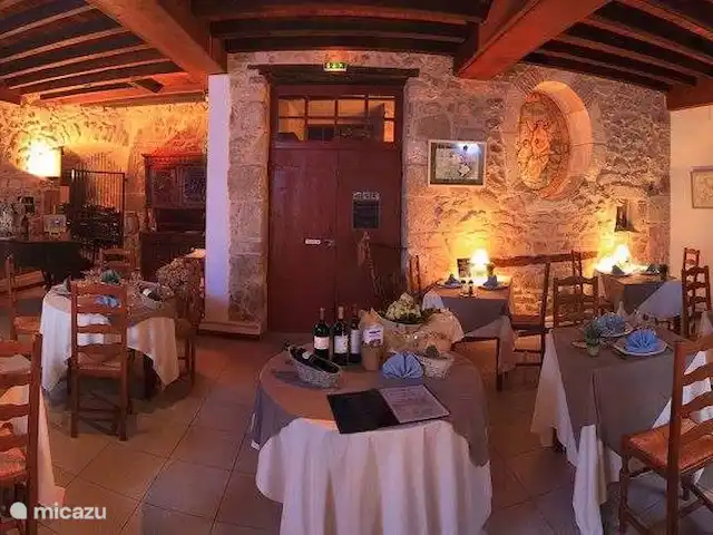 Mobil-home Château Le Verdoyer **** | France, Dordogne, Champs-Romain - mobil-home Bonne cuisine locale au restaurant. Le chef vous le fera goûter ;)