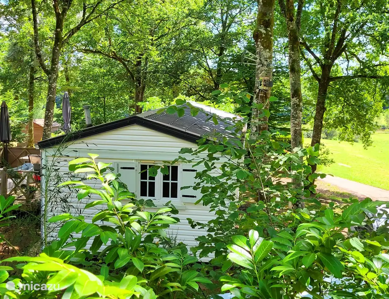 Belle vue sur la vallée avec lac récréatif