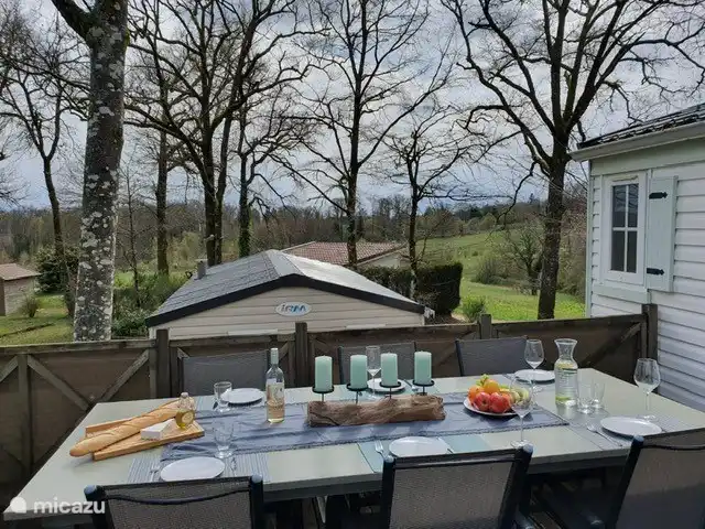 Mobil-home Château Le Verdoyer **** | France, Dordogne, Champs-Romain - mobil-home Agréable de manger dehors ensemble et de profiter