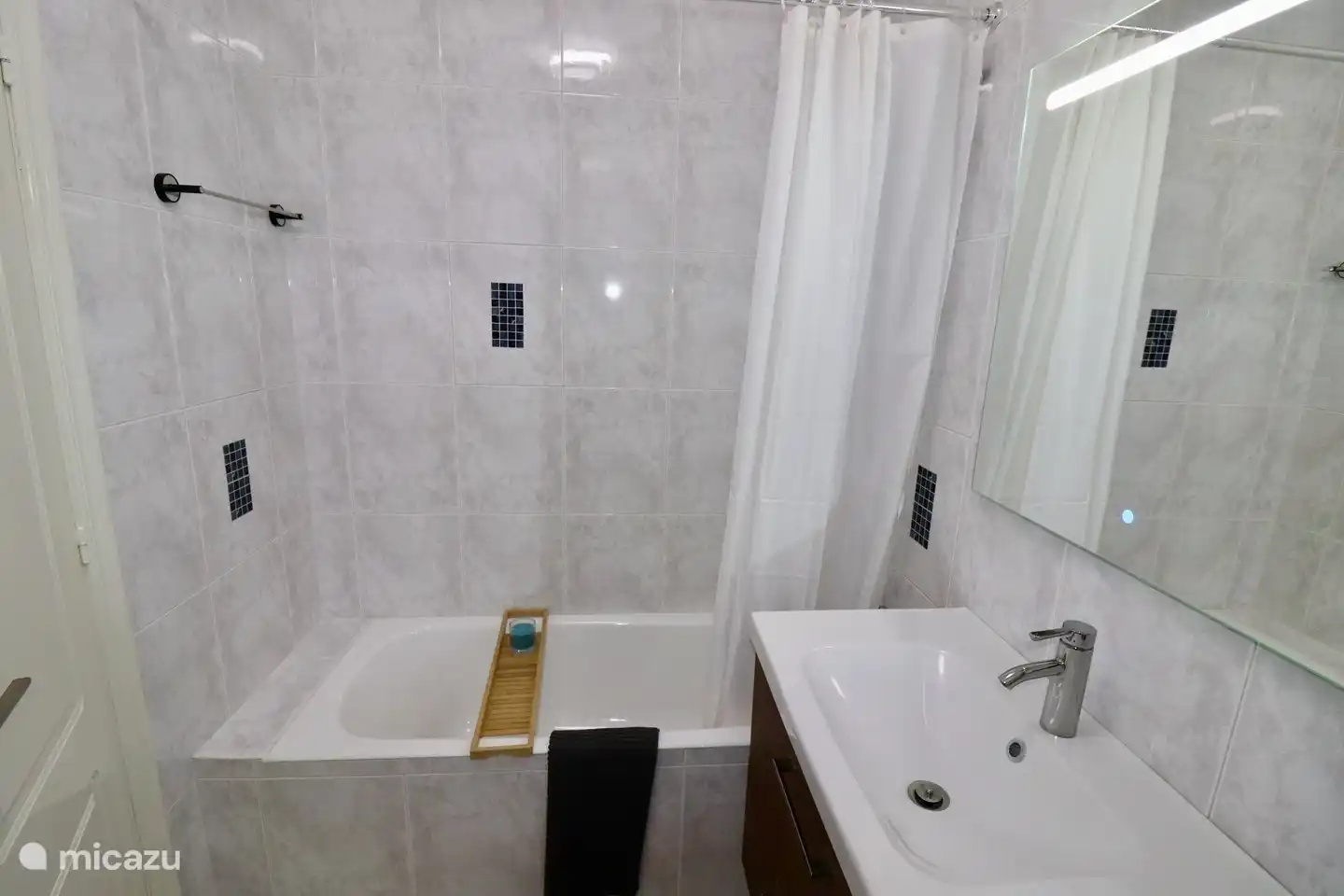 En-suite Badezimmer mit Badewanne