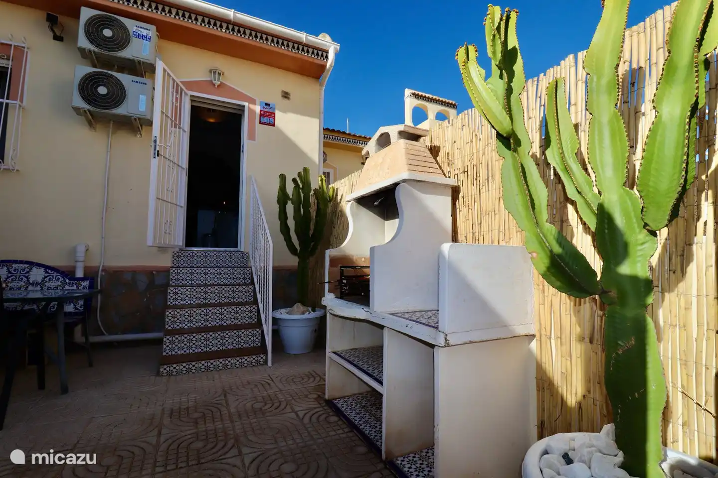 Garten mit BBQ-Terrasse