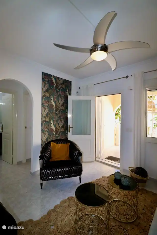 Sitzecke mit Zugang zur überdachten Terrasse