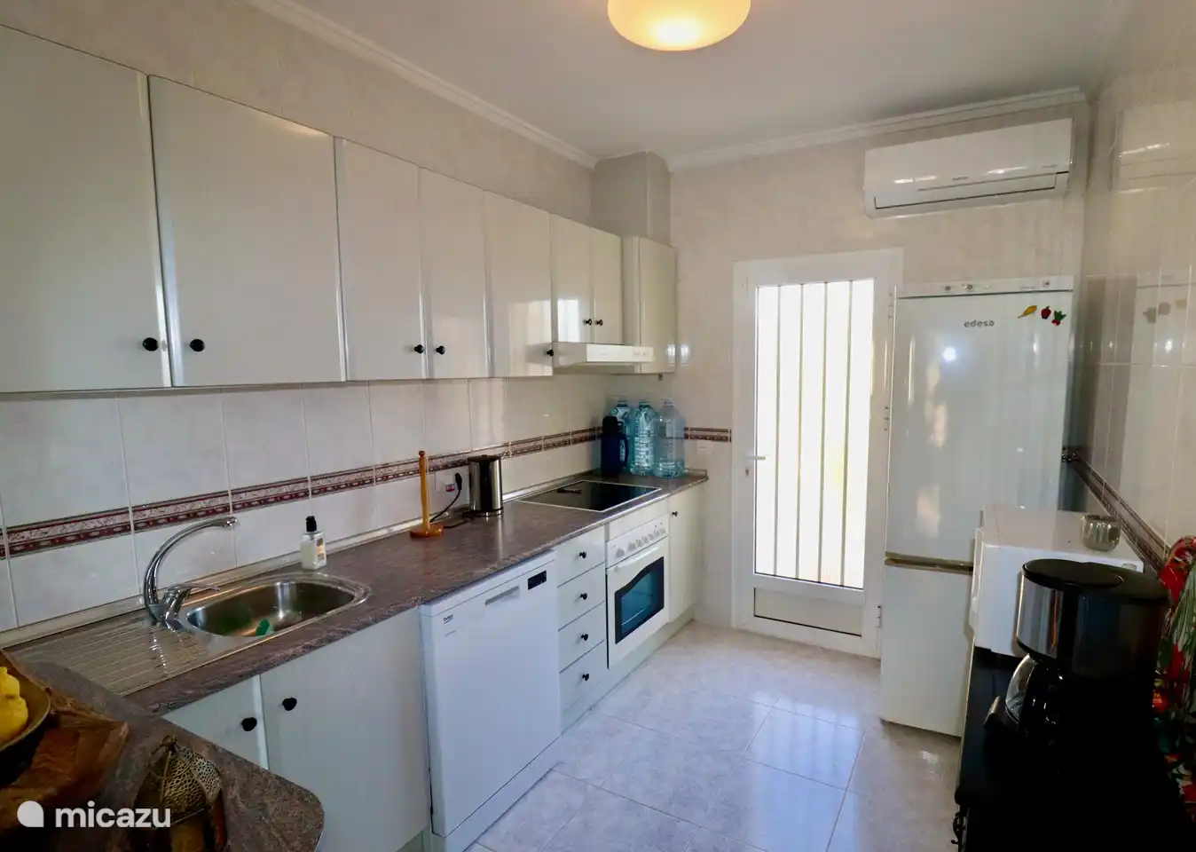 Küche mit Geschirrspüler und Backofen