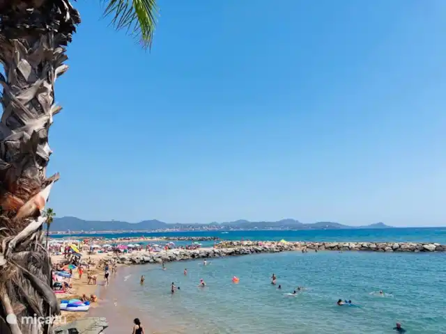 chalet en Francia, Costa Azul, Roquebrune-sur-Argens – La vie est belle En 10 minutos llegará a la costa, donde encontrará los principales lugares conocidos (Niza, Cannes, Mónaco, Sainte Maxime y Saint-Tropez), así como muchos destinos de playa más pequeños que merecen una visita (incluidos Fréjus, Les Issambres ).