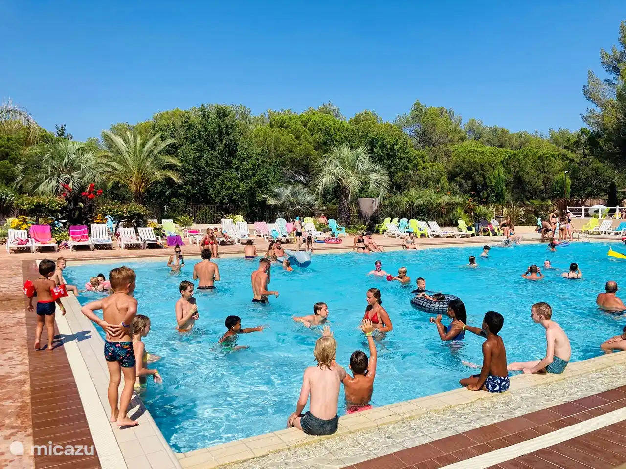 Een heerlijk zwembad, met apart kinderbad en in het hoogseizoen animatie (aquafitness, spellen en 1x per week opblaasbare glijbanen etc)
