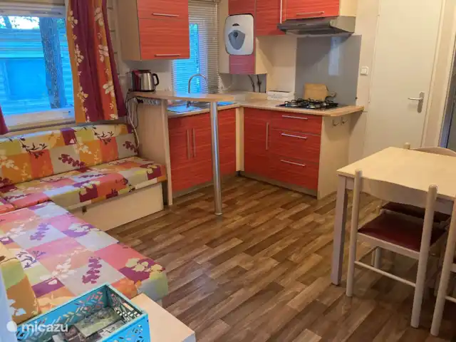 chalet en Francia, Costa Azul, Roquebrune-sur-Argens – La vie est belle La cocina está totalmente equipada: cocina de cuatro fuegos, hervidor, frigorífico grande con congelador y microondas combinado. Vajilla, vasos y cubiertos están ampliamente disponibles.