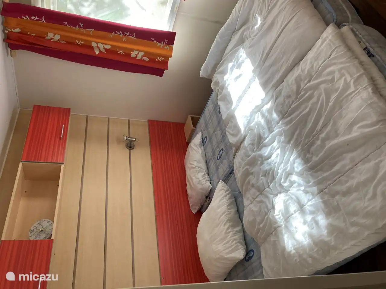 De kinderslaapkamer met 2 eenpersoonsbedden
