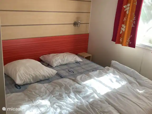 chalet en Francia, Costa Azul, Roquebrune-sur-Argens – La vie est belle El dormitorio infantil con 2 camas individuales.