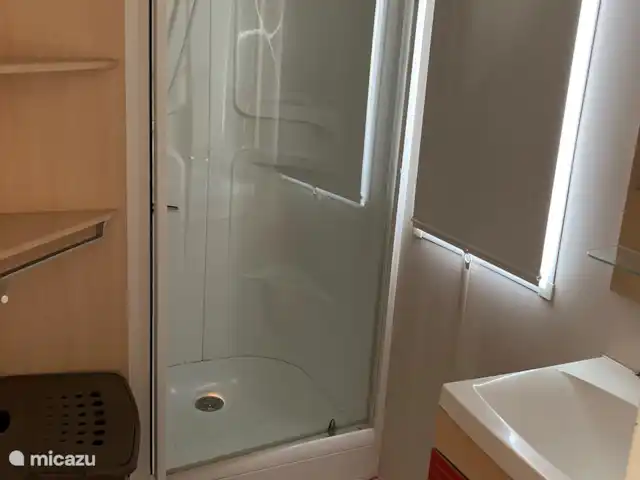 chalet en Francia, Costa Azul, Roquebrune-sur-Argens – La vie est belle El baño (accesible desde el dormitorio principal y desde el salón/cocina) con una bonita ducha, lavabo con espejo y espacio para guardar toallas y artículos de tocador.
