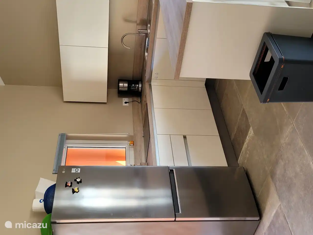 La belle cuisine spacieuse est aménagée de manière à ce que vous puissiez vous déplacer librement