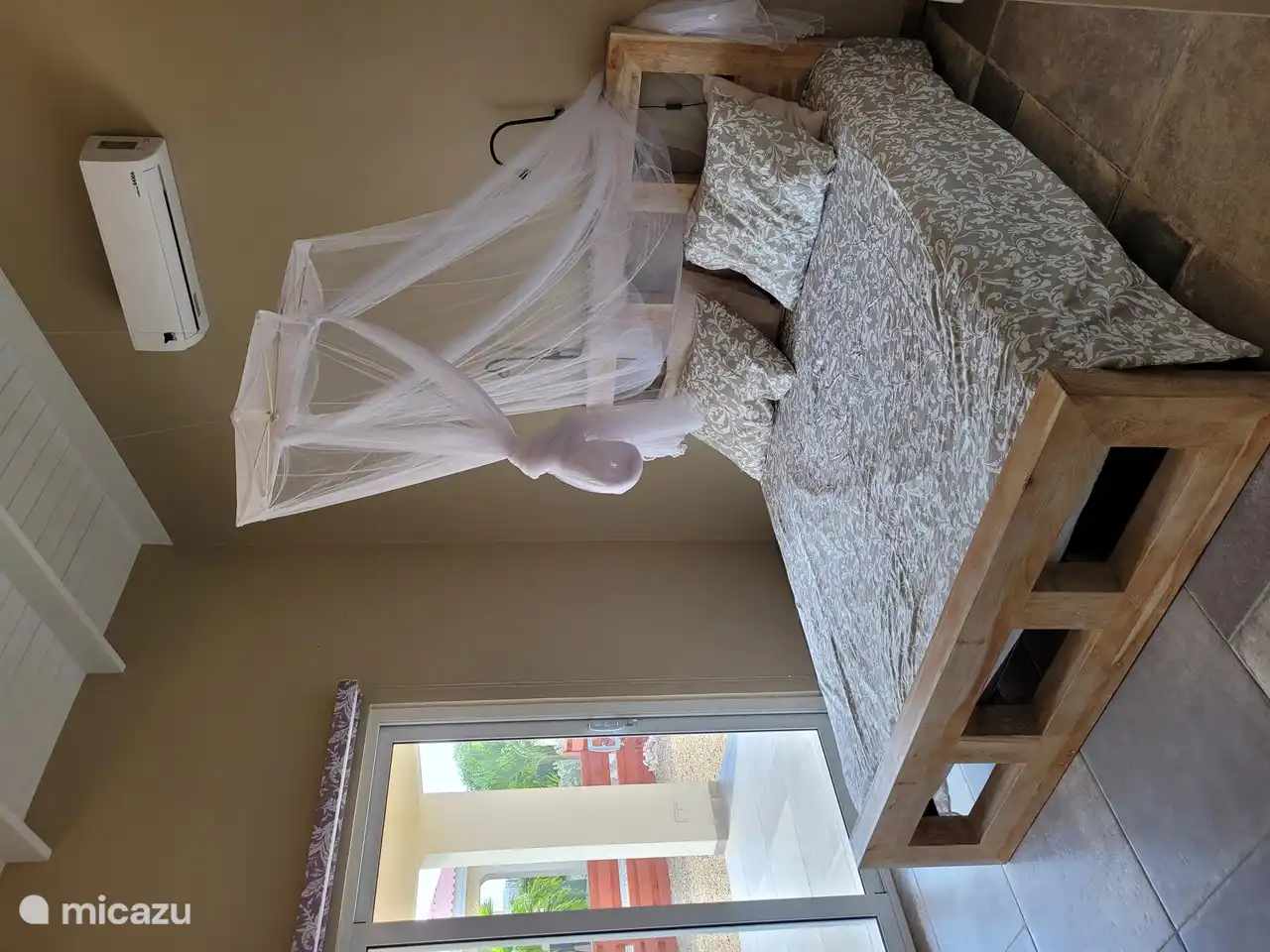 Les deux chambres sont climatisées.
La chambre dispose d'une grande penderie et d'une penderie