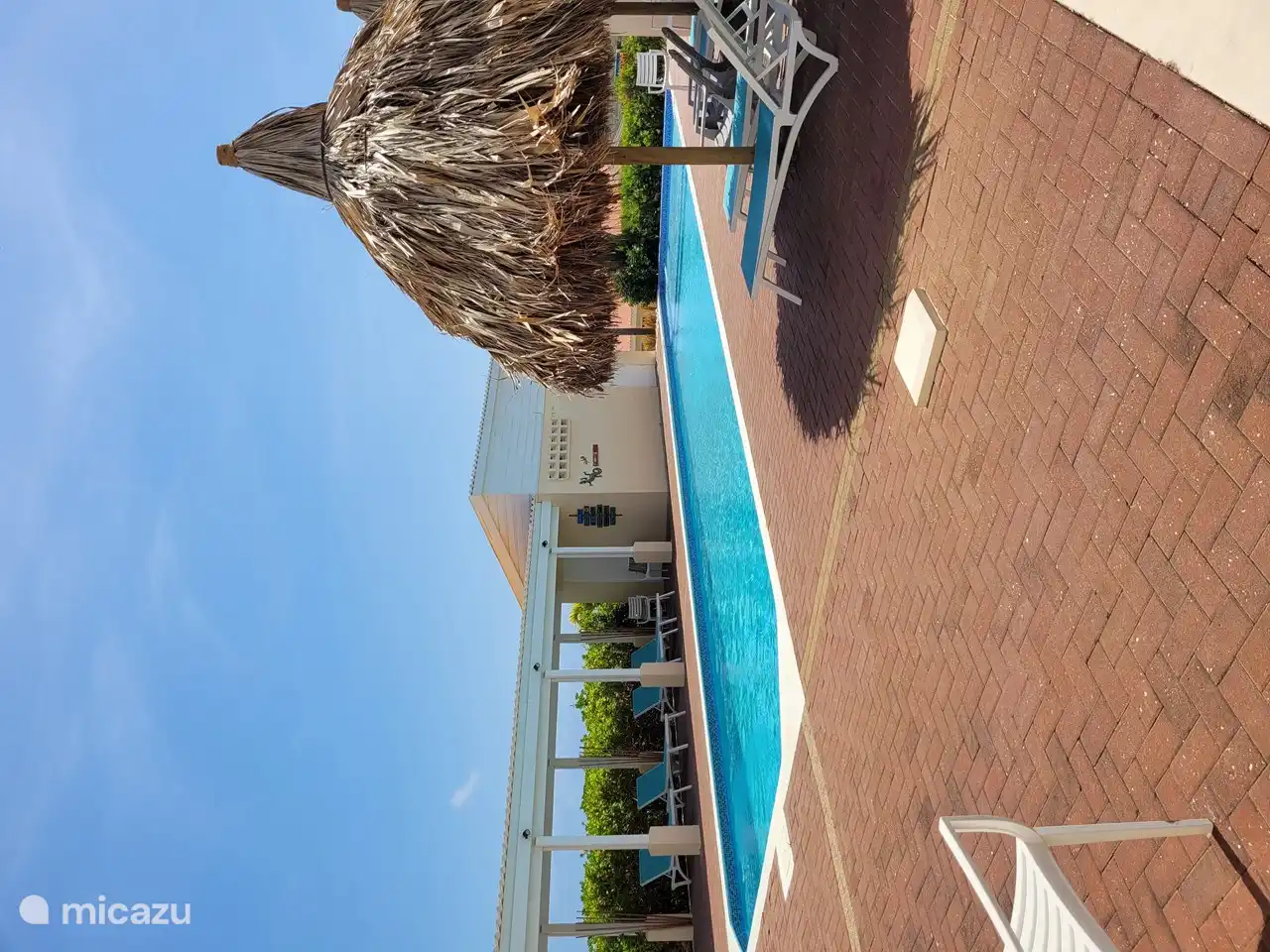 La piscine est à 50 mètres du bugalow