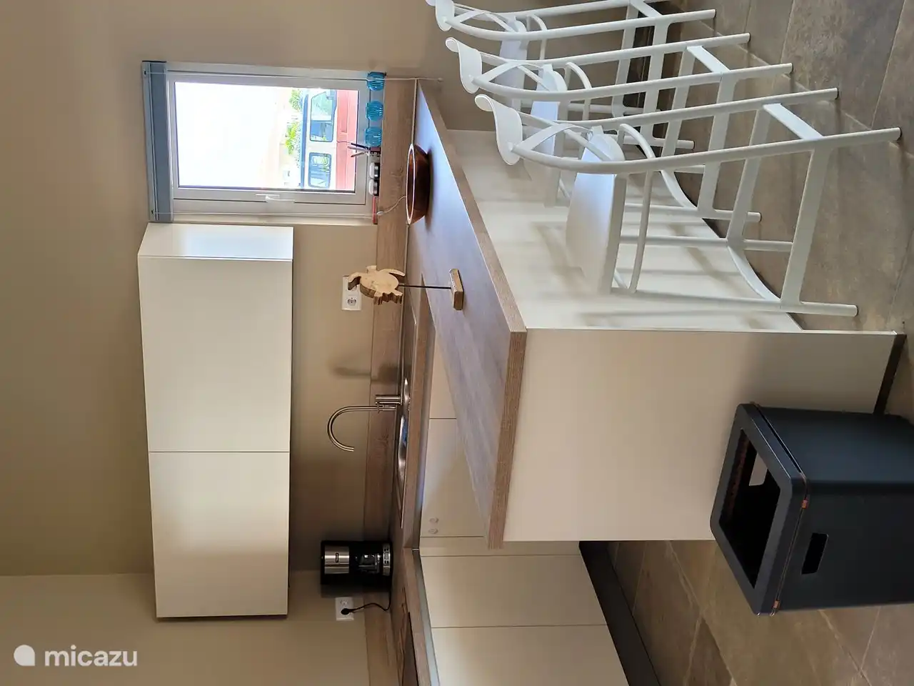 Une cuisine spacieuse avec lave-vaisselle. Vaste ustensiles de cuisine. Tout y est pour préparer un délicieux repas. Aussi un bar pour un délicieux repas.