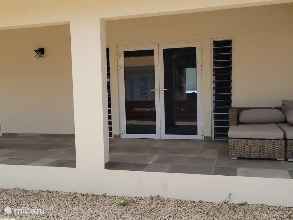 Derrière la maison aux portes-fenêtres, vous avez vue sur Koraal Tabak.