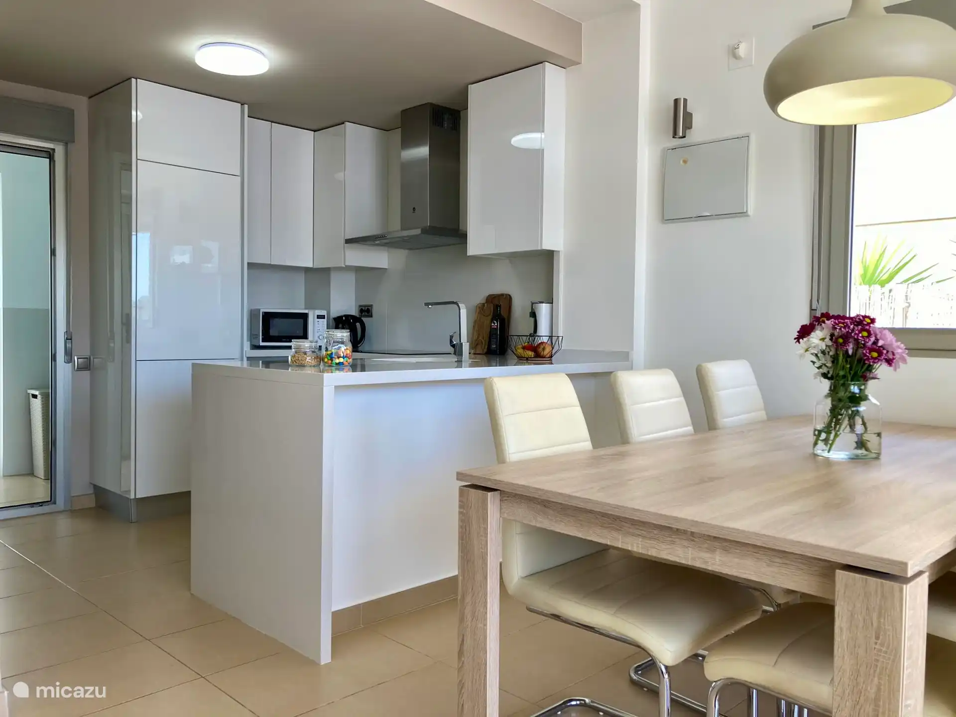 Dining room and kitchen equipped with all necessities. Oven, hob, dishwasher, kettle, coffee maker, microwave... 