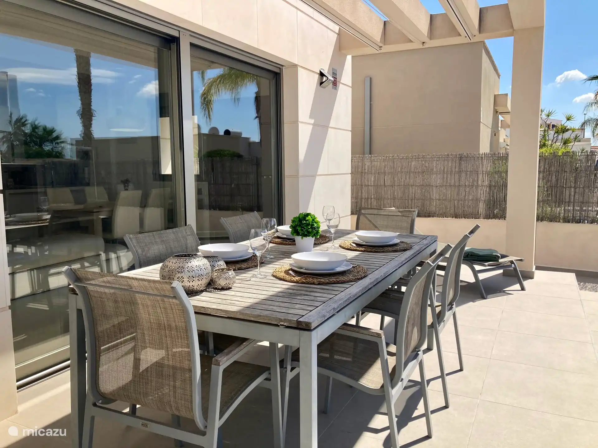 Spacious table for 6 people